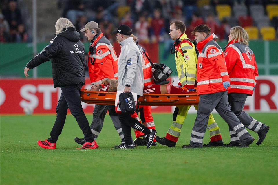 Zimmermann nach hartem Treffer in „stabilem Zustand“  Matthias Zimmermann wurde noch während des Spiels ins Krankenhaus eingeliefert.Marius Becker/dpa