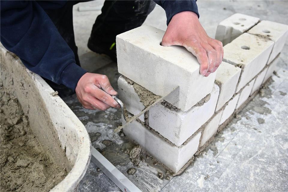 Maurer, die bestimmte Bauanträge stellen wollen, müssen in NRW niedergelassen oder beschäftigt sein oder dort wohnen. (Symbolbild)Felix Kästle/dpa