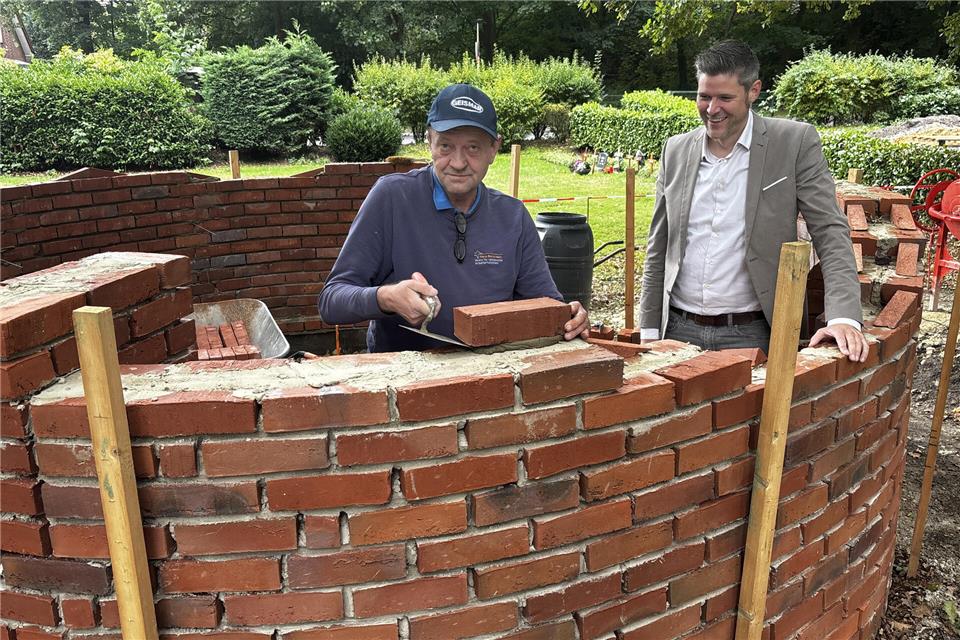 Haus Maria Veen gedenkt mit Gedenkstelle der Toten Maurermeister Jan Korgul (links, mit Einrichtungsleiter Marius Schulze Beiering) arbeitet an dem Gedenkort für die Verstorbenen von Haus Maria Veen.