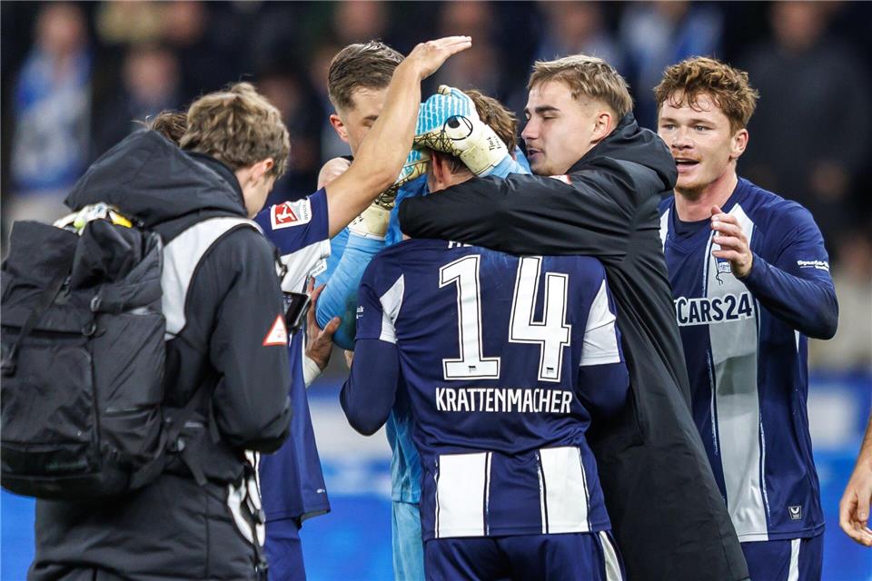 Reese stärkt „Kratti“: Junge Spieler sollen Tore schießen Maurice Krattenmacher wird von seinen Mitspielern geherzt. Andreas Gora/dpa