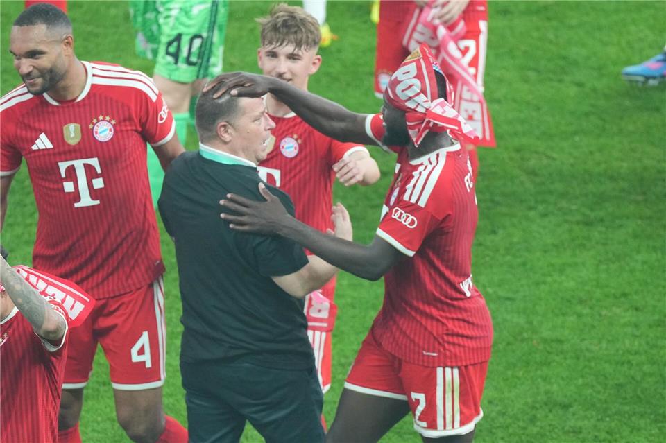 Max Eberl (M) feiert mit den Bayern-Spielern nach dem Münchner Finalsieg auf dem Platz. Soeren Stache/dpa