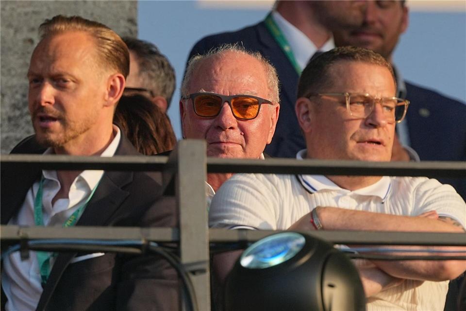 Max Eberl (r) verfolgt das Pokalfinale auf der Tribüne. Links hinter ihm Ehrenpräsident Uli Hoeneß. Michael Kappeler/dpa