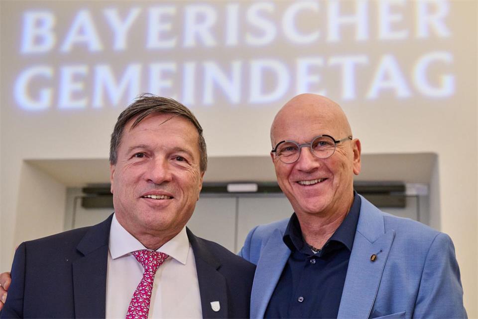 Max Gotz (links) löst Uwe Brandl (rechts) an der Spitze des Gemeindetags ab.Peter Kneffel/dpa