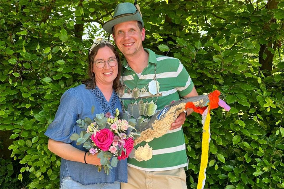 Max Klein-Thebing hängt sich in Rhedebrügge die Königskette um. An seiner Seite steht Königin Cornelia Wissen.