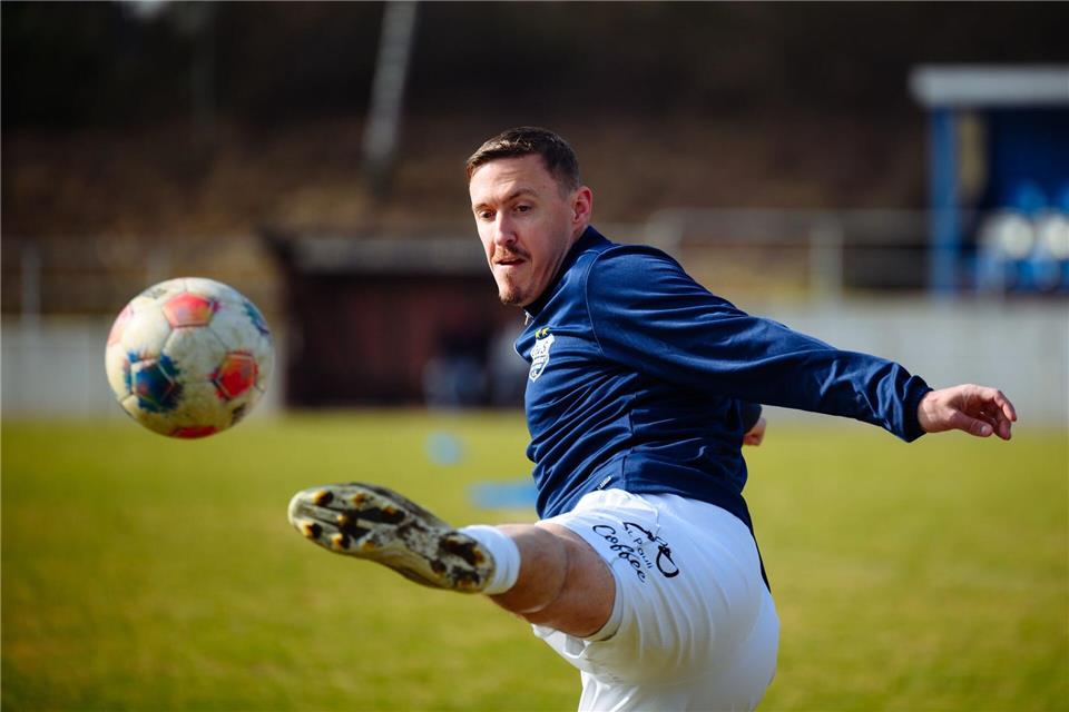 Max Kruse während des Auswärmens bei seinem ersten Spiel für die TuS Dassendorf.Gregor Fischer/dpa