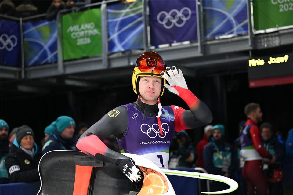 Max Langenhan liegt zur Halbzeit der Rodelrennen af Goldkurs - und das trotz einem steifen Hals.Robert Michael/dpa