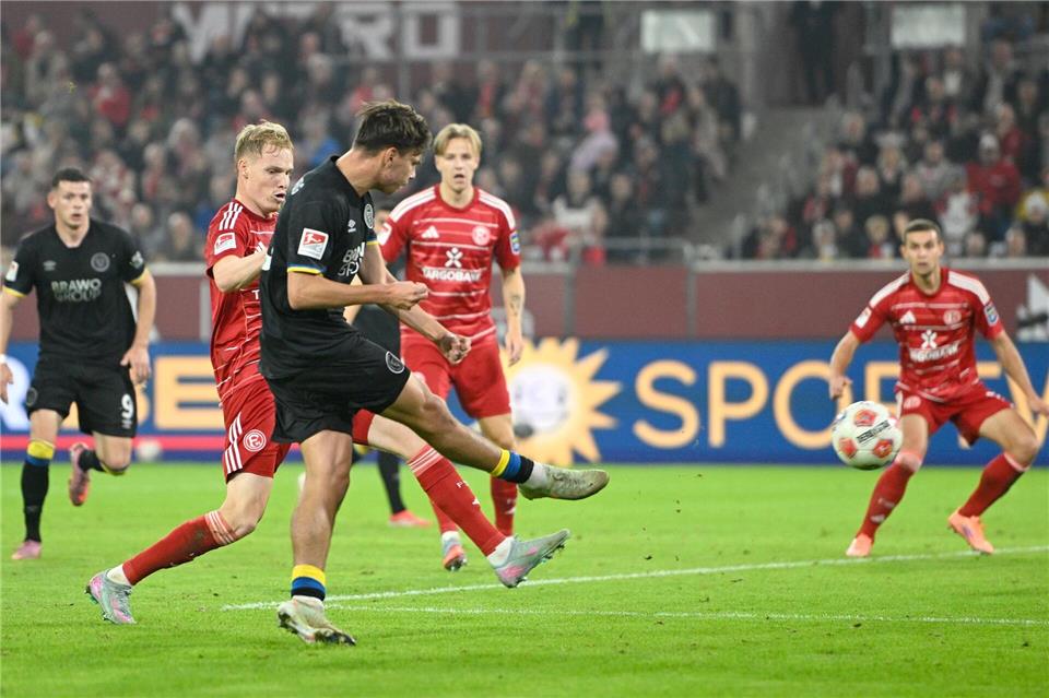 Max Marie trifft aus spitzem Winkel zum 2:0 für Braunschweig. Anke Waelischmiller/dpa