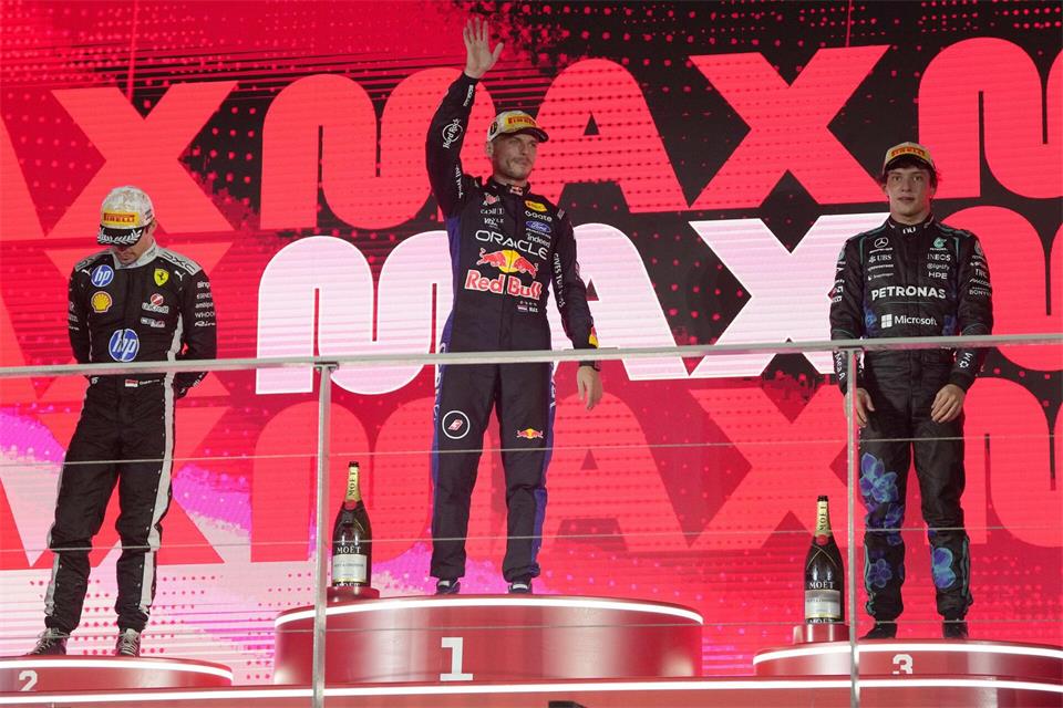 Max Verstappen (M) ist in Singapur wieder der Alte.Ng Han Guan/AP/dpa