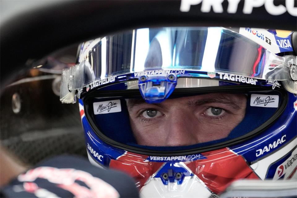 Max Verstappen ärgert sich - und legt dann eine starke Runde in Baku hin.Darko Bandic/AP/dpa