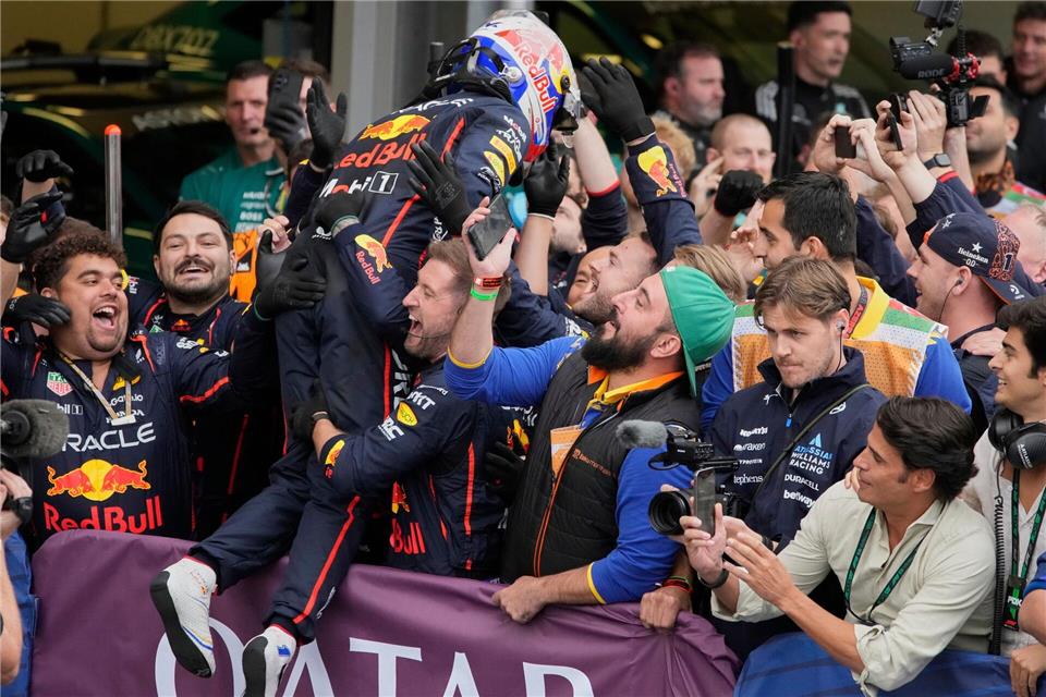 Max Verstappen feiert seinen nächsten Sieg.Darko Bandic/AP/dpa