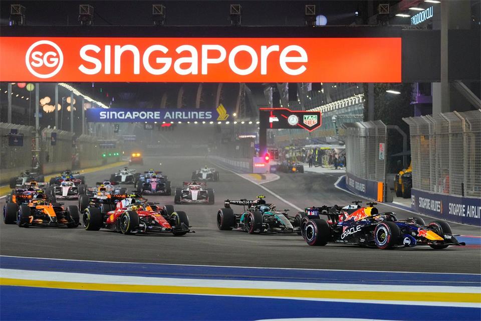 Max Verstappen gibt in Singapur Gas.Vincent Thian/AP/dpa
