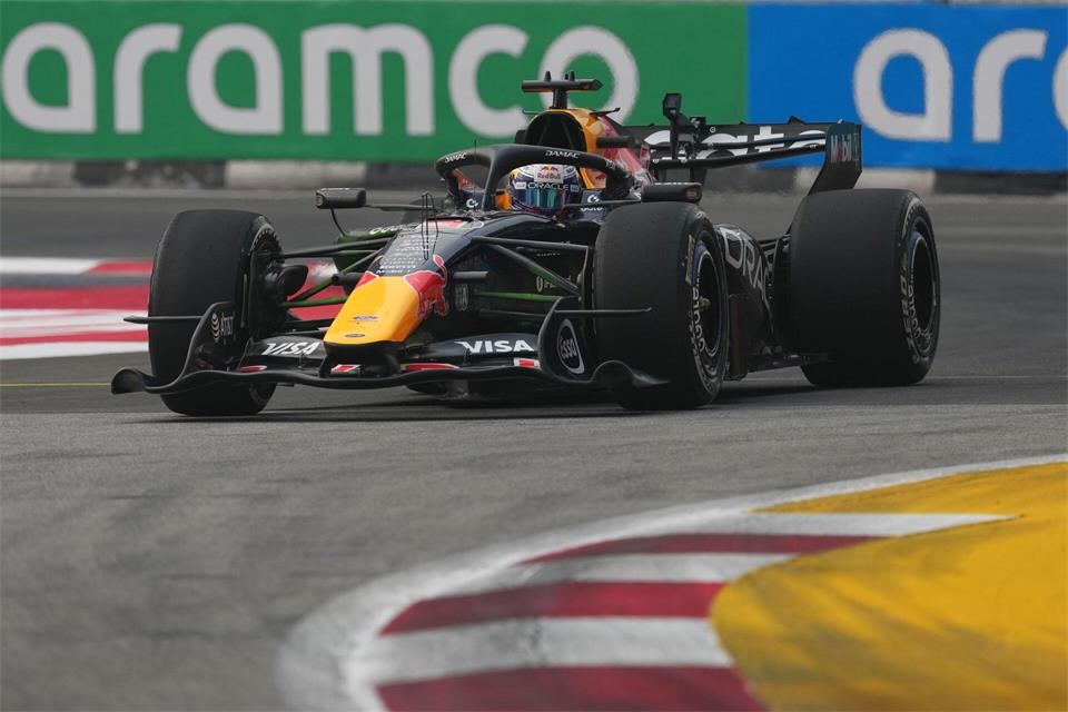 Max Verstappen ist in der Sprint-Qualifikation nicht zu schlagen.Ng Han Guan/AP/dpa
