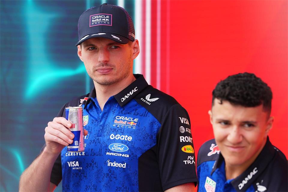 Max Verstappen (l) und Isack Hadjar fahren auch 2027 zusammen. (Archivbild)Rebecca Blackwell/AP/dpa