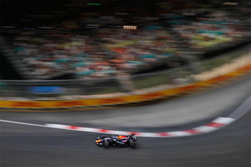 Max Verstappen rast in Singapur zur Pole.Vincent Thian/AP/dpa