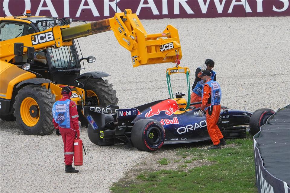 Max Verstappen schlittert ins Kiesbett.Asanka Brendon Ratnayake/AP/dpa