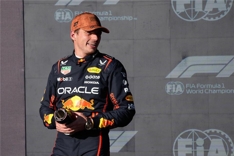 Bilder des Tages Max Verstappen sichert sich im Red Bull die Pole-Position beim Grand Prix der USA und präsentiert stolz die Trophäe.John Locher/AP/dpa