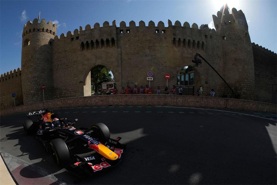 Max Verstappen vor der malerischen Kulisse in Baku.Pavel Bednyakov/AP/dpa