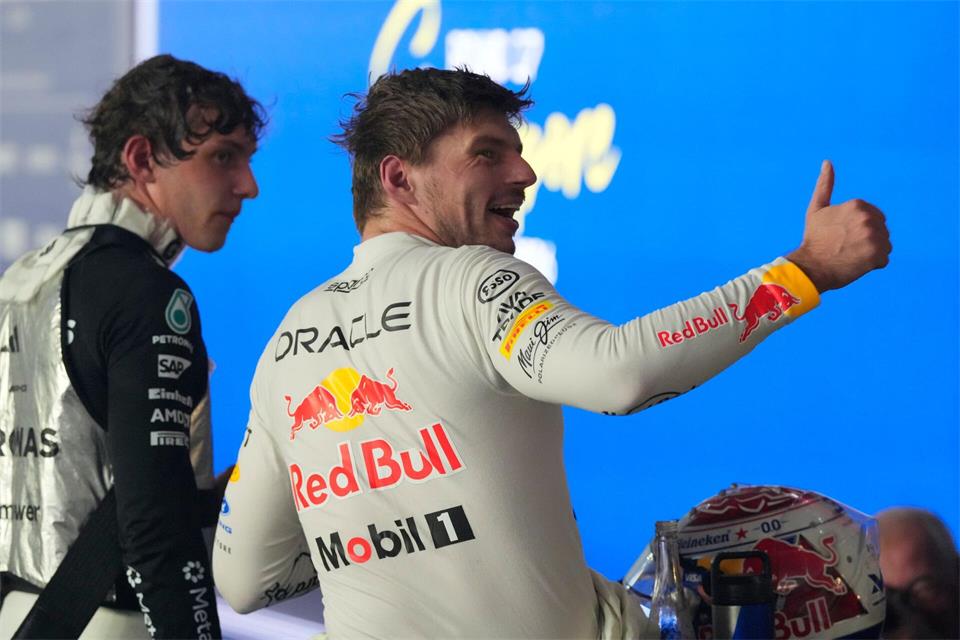 Max Verstappen war schon viermal Champion, Kimi Antonelli (l) dürfte es bald erstmals werden.Vincent Thian/AP/dpa