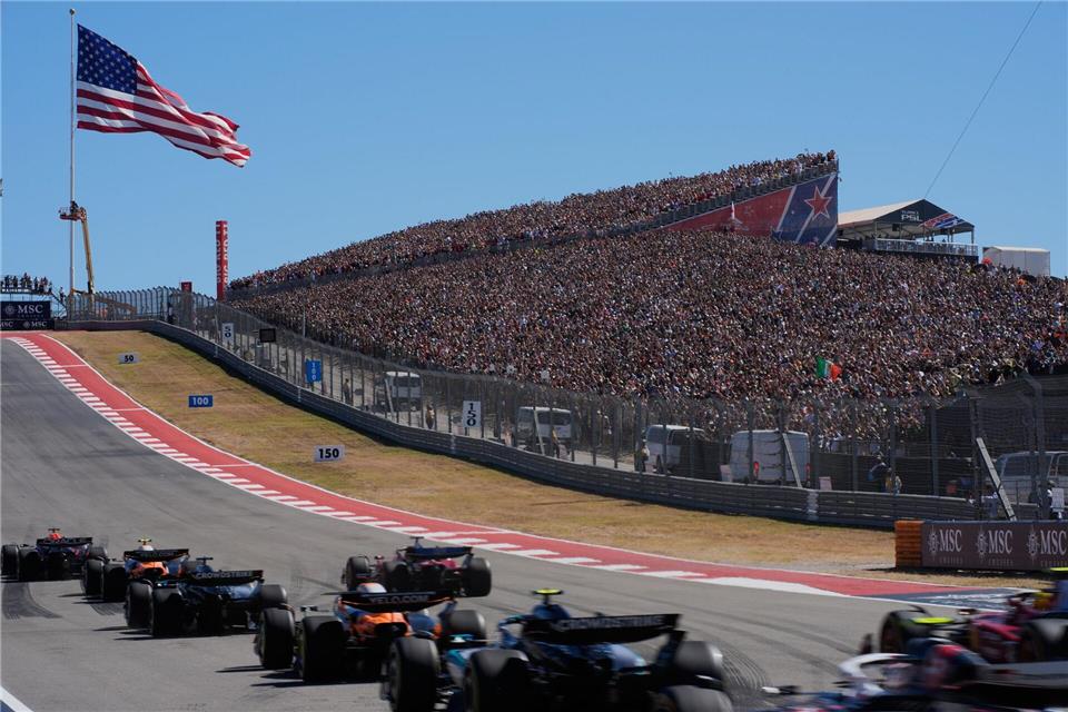 Max Verstappen wehrte gleich beim Start alle Attacken ab. John Locher/Pool AP/AP/dpa