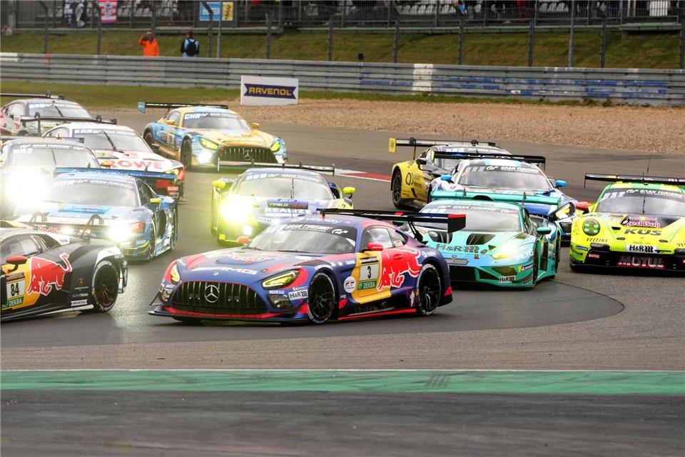 Max Verstappens Team (M) hatte das Rennen lange angeführt.Thomas Frey/dpa