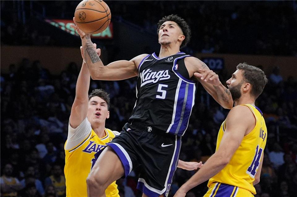 Maxi Kleber (ganz rechts) kam in der NBA-Preseason für die Lakers zum Einsatz. Den Saisonstart verpasst er nun. (Archivbild)Jae C. Hong/AP/dpa