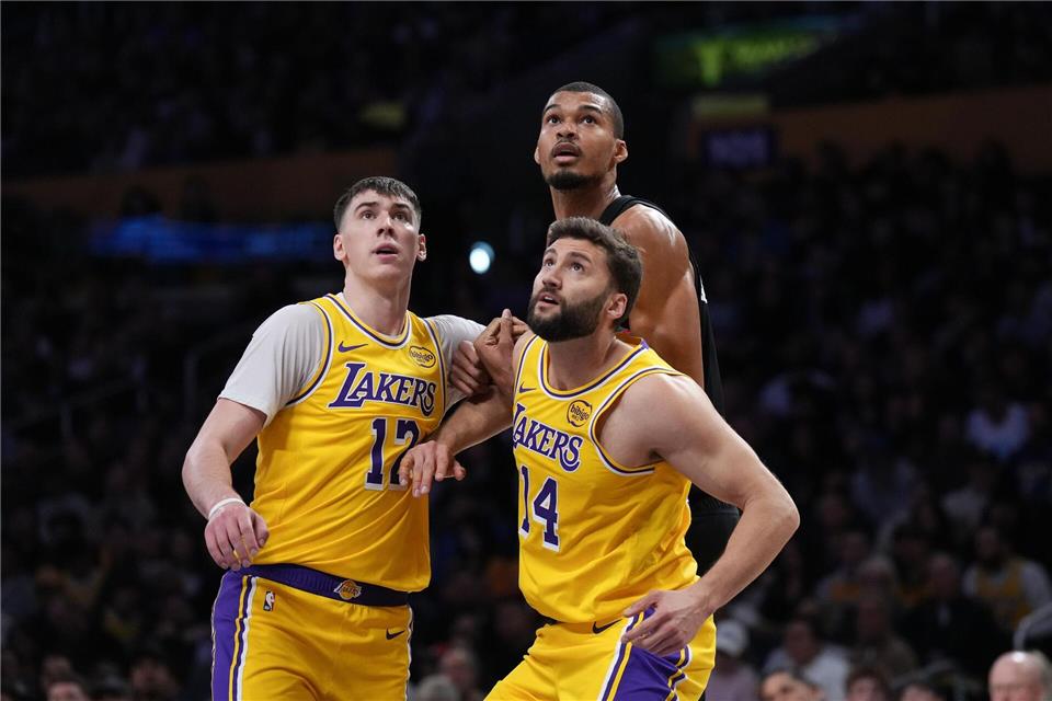 Maxi Kleber (vorne rechts) und seine Lakers fanden keine Antwort auf Victor Wembanyama (hinten).Jae C. Hong/AP/dpa