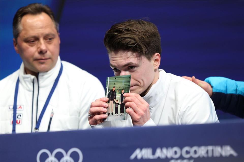 Maxim Naumov hielt nach seinem Auftritt ein Bild in die Kamera, das ihn als Dreijährigen mit seinen Eltern zeigt.Li Ming/XinHua/dpa