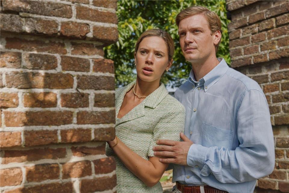 Máxima (Delfina Chaves) und Willem-Alexander (Martijn Lakemeier) verstecken sich hinter einem Mauervorsprung, Szene aus der Serie „Máxima“, die schon bei RTL+ zu sehen war und nun im frei verfügbaren TV bei ZDFneo läuft.Martijn Van/Millstreet Films/ZDF/dpa