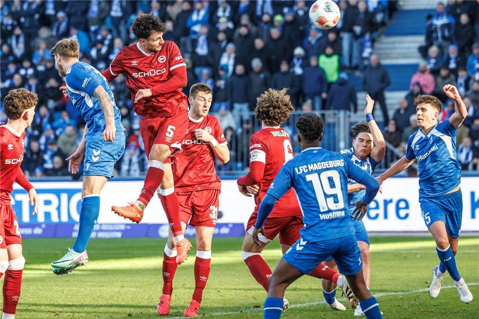 Maximilian Bauer (r, DSC Arminia Bielefeld) trifft zum 1:0.Andreas Gora/dpa
