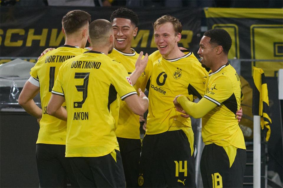 Maximilian Beier (2.v.r.) schoss das Siegtor für den BVB.Bernd Thissen/dpa
