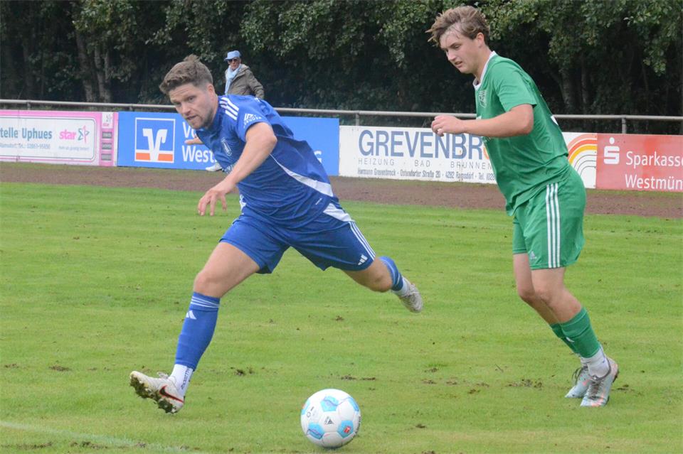 Maximilian Bleker (rechts) und der TSV Raesfeld II bekommen es am Sonntagnachmittag mit dem Tabellenführer BW Wulfen zu tun.
