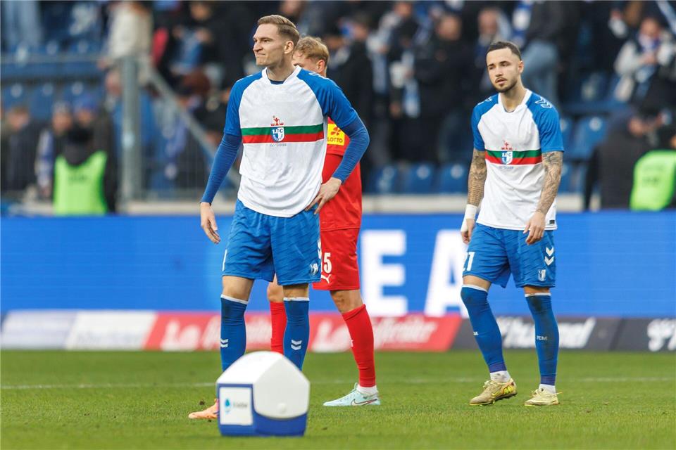 Maximilian Breunig und Falko Michel (r) sind nach Abpfiff enttäuschtAndreas Gora/dpa