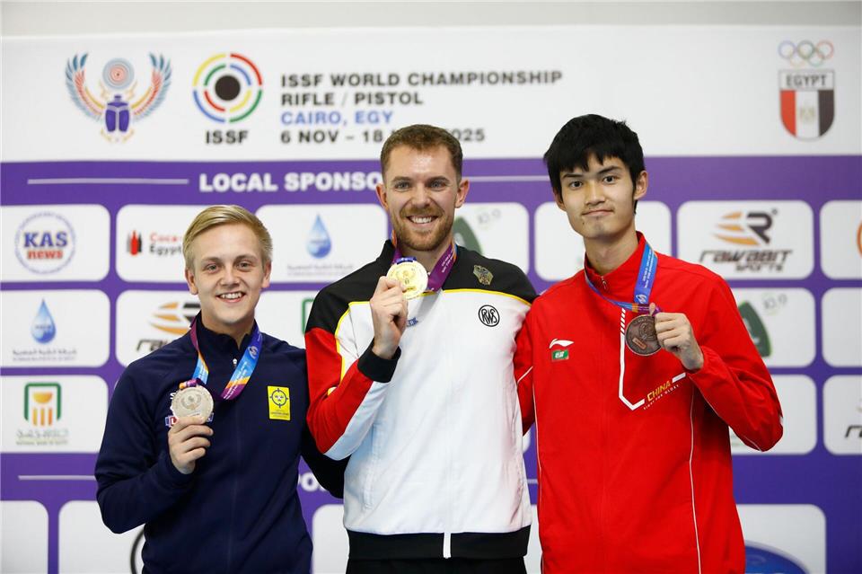 Maximilian Dallinger (M) holt überraschend WM-Gold mit dem Luftgewehr.Ahmed Gomaa/XinHua/dpa