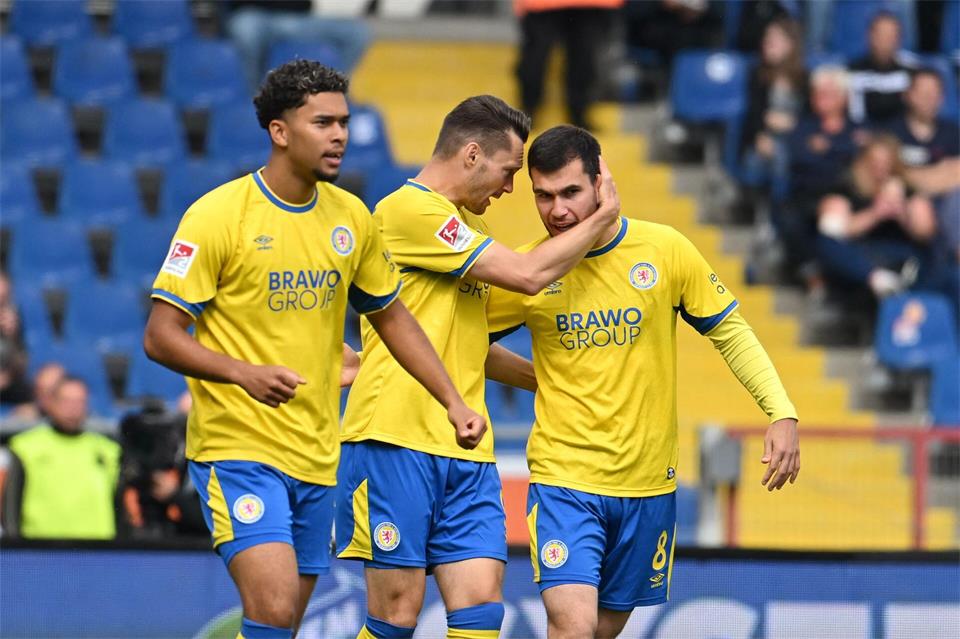 Maximilian Entrup (M) erzielte das 1:1 für Eintracht Braunschweig.Swen Pförtner/dpa