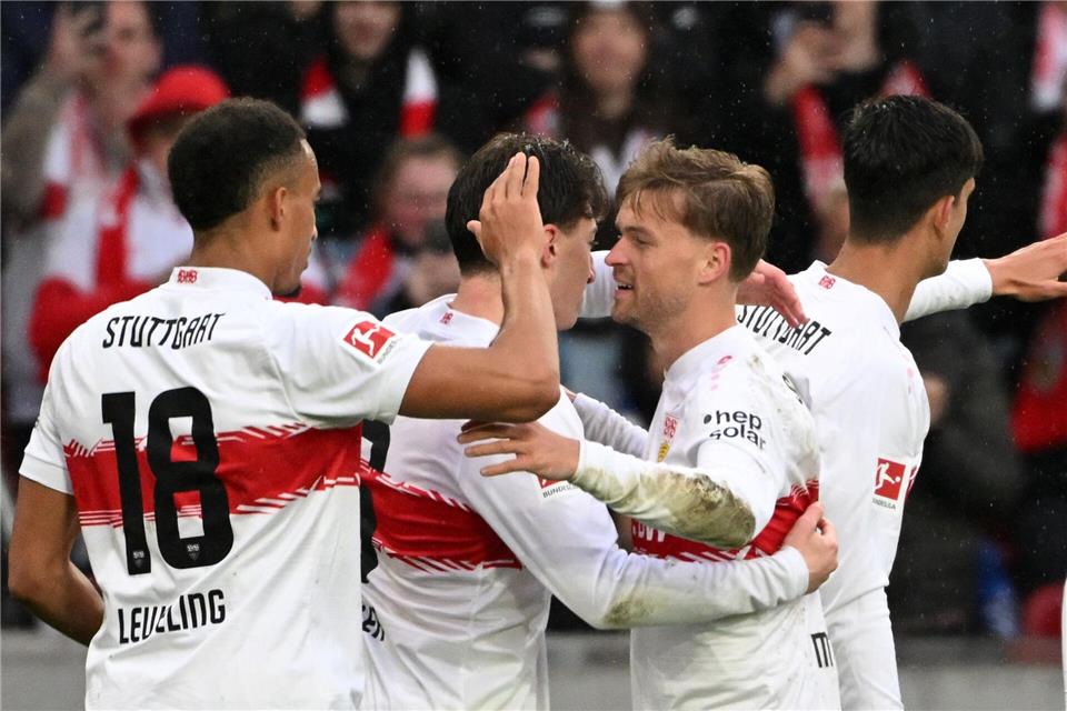 Maximilian Mittelstädt (2.v.r.) zeigte gegen den HSV eine starke Leistung.Marijan Murat/dpa