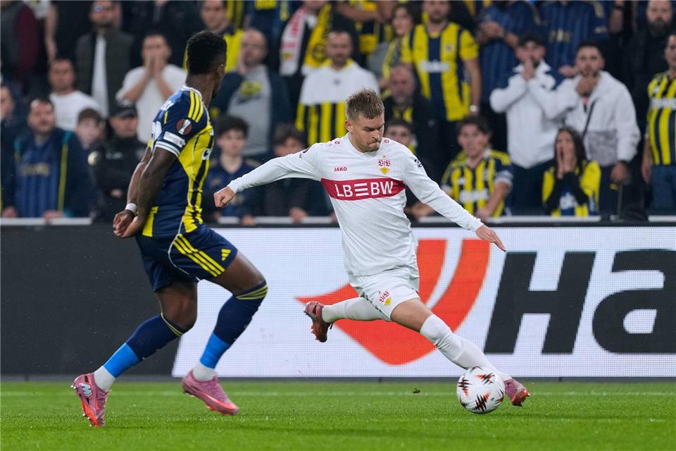 VfB auch im Pokal möglicherweise ohne Mittelstädt Maximilian Mittelstädt (rechts) verletzte sich leicht beim Spiel in Istanbul.Khalil Hamra/AP/dpa