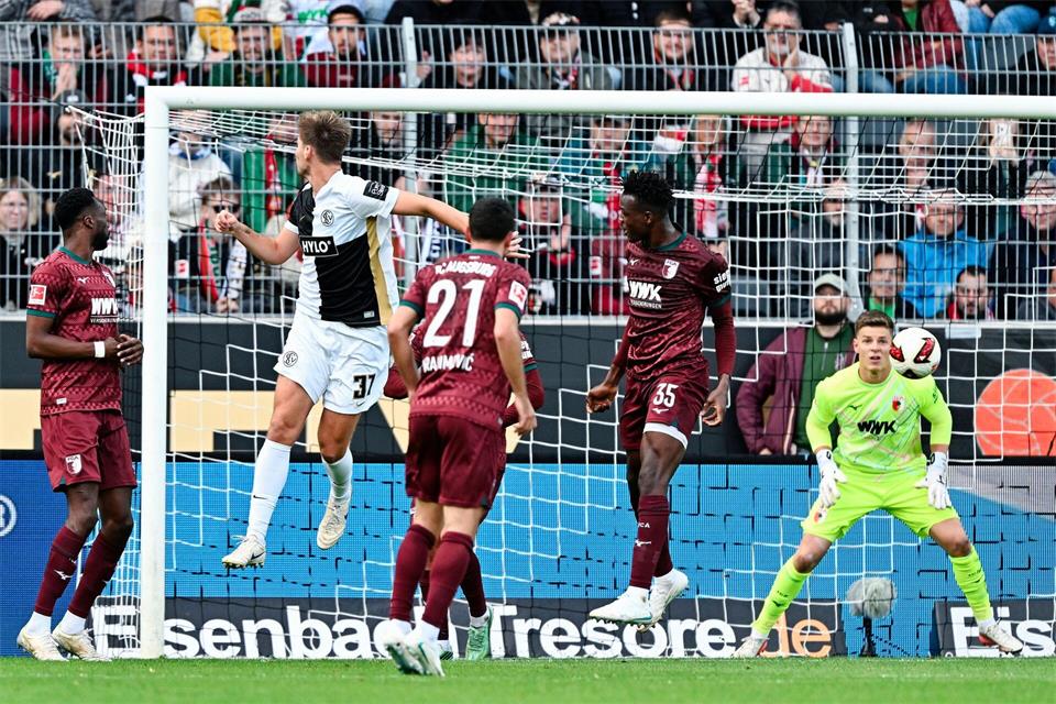 Maximilian Rohr (Nr. 31) köpft zum 3:0 gegen Augsburg ein.Uwe Anspach/dpa