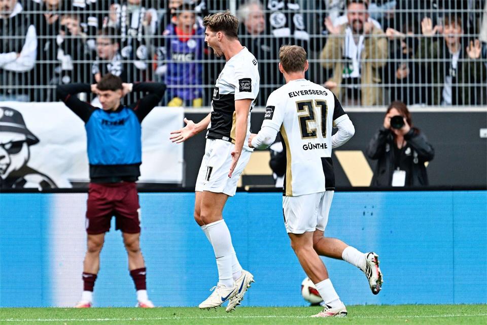 Maximilian Rohr (l) jubelt über sein Tor zum 3:0 für ElversbergUwe Anspach/dpa
