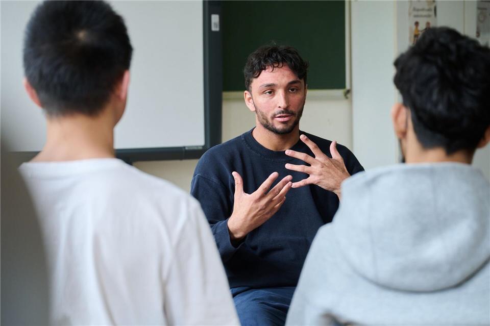 Maximilian Schneider gibt Workshops an Schulen. Ihm ist es wichtig, Jugendliche nicht zu verurteilen.Annette Riedl/dpa