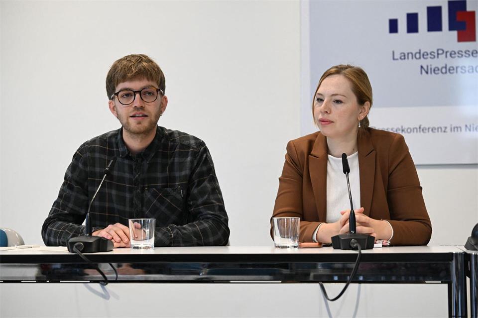 Maximilian Strautmann (l) ist vom Abschneiden der AfD erleichtert.Julian Stratenschulte/dpa