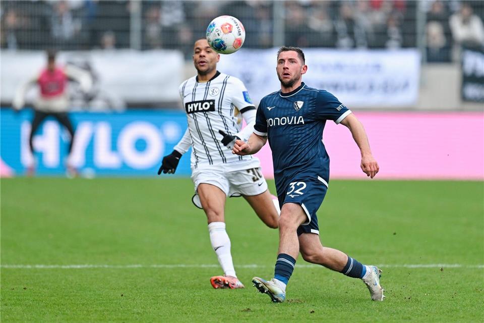 Maximilian Wittek (r) verlängerte seinen Vertrag beim VfL Bochum.Uwe Anspach/dpa