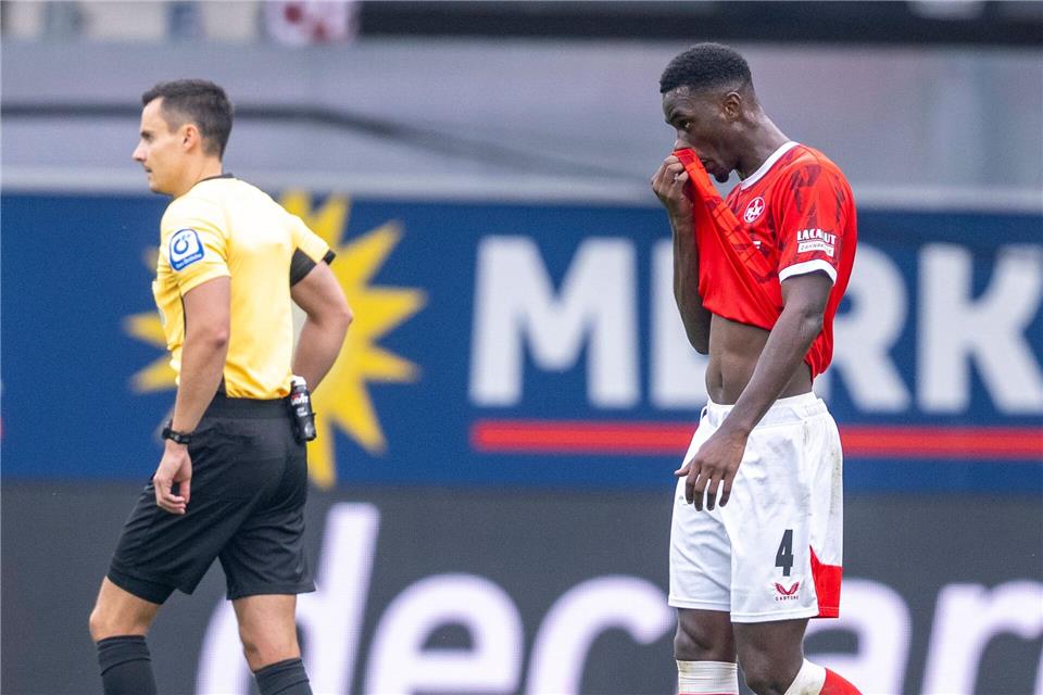 Maxwell Gyamfi fehlt dem 1. FC Kaiserslautern nach seiner Roten Karte in den kommenden beiden Spielen. (Archivbild)David Inderlied/dpa