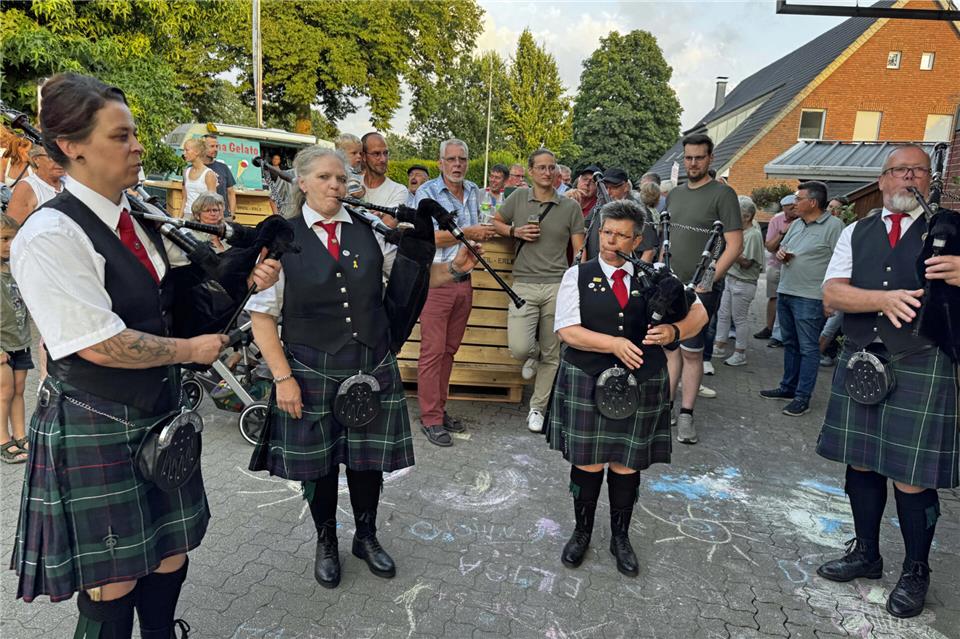 McBricht Greenland Pipes & Drums feiern in diesem Jahr ihr 20-jähriges Bestehen und musizierten zum Auftakt der Reihe in Erle.