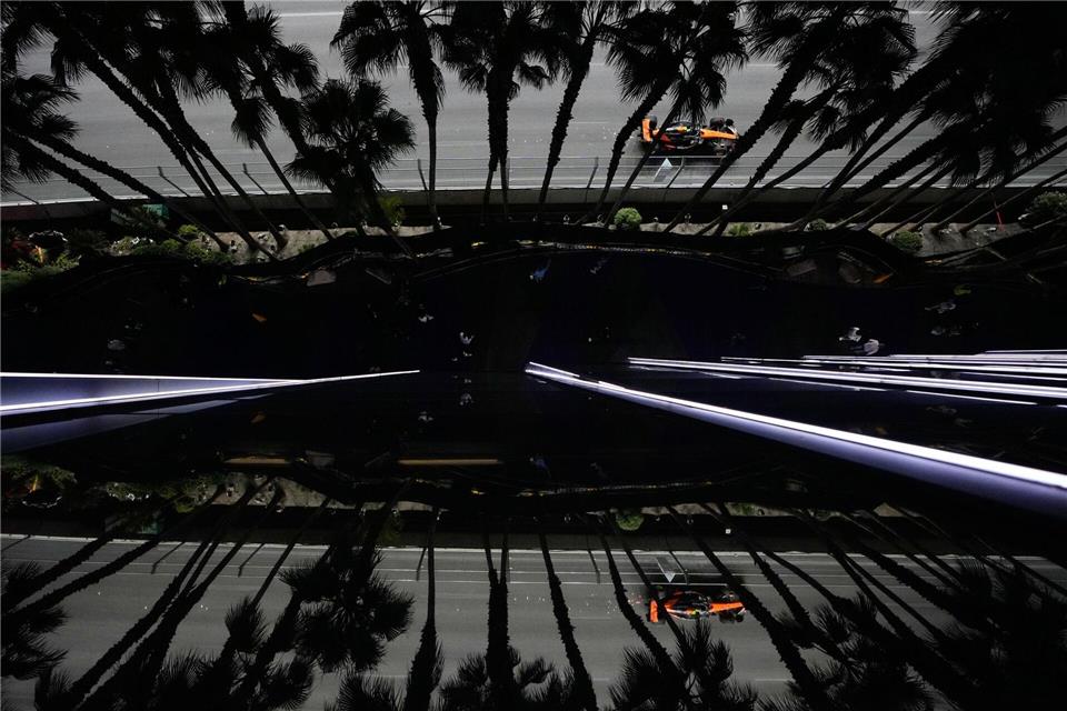 McLaren-Pilot Lando Norris aus Großbritannien fährt während des Trainings beim Grand Prix von Las Vegas.John Locher/AP/dpa