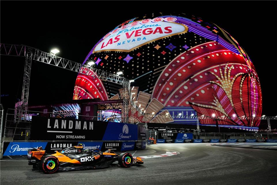 McLaren-Pilot Lando Norris aus Großbritannien fährt während eines Trainings vor dem dem Großen Preis von Las Vegas.John Locher/AP/dpa