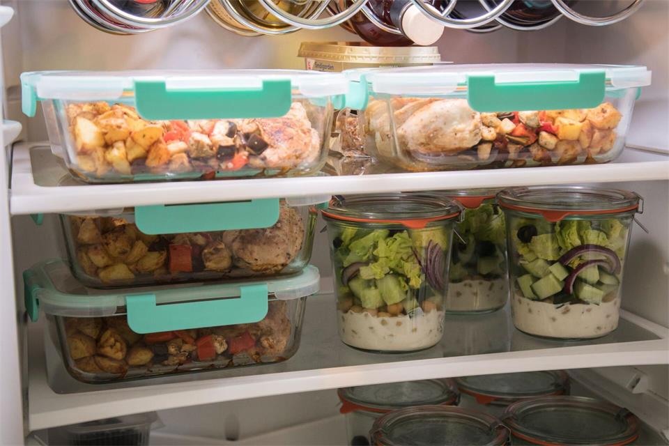 Meal Prep: Erhitzte Speisen halten sich im Kühlschrank höchstens drei Tage, Salate isst man am besten innerhalb eines Tages nach der Zubereitung.Christin Klose/dpa-tmn