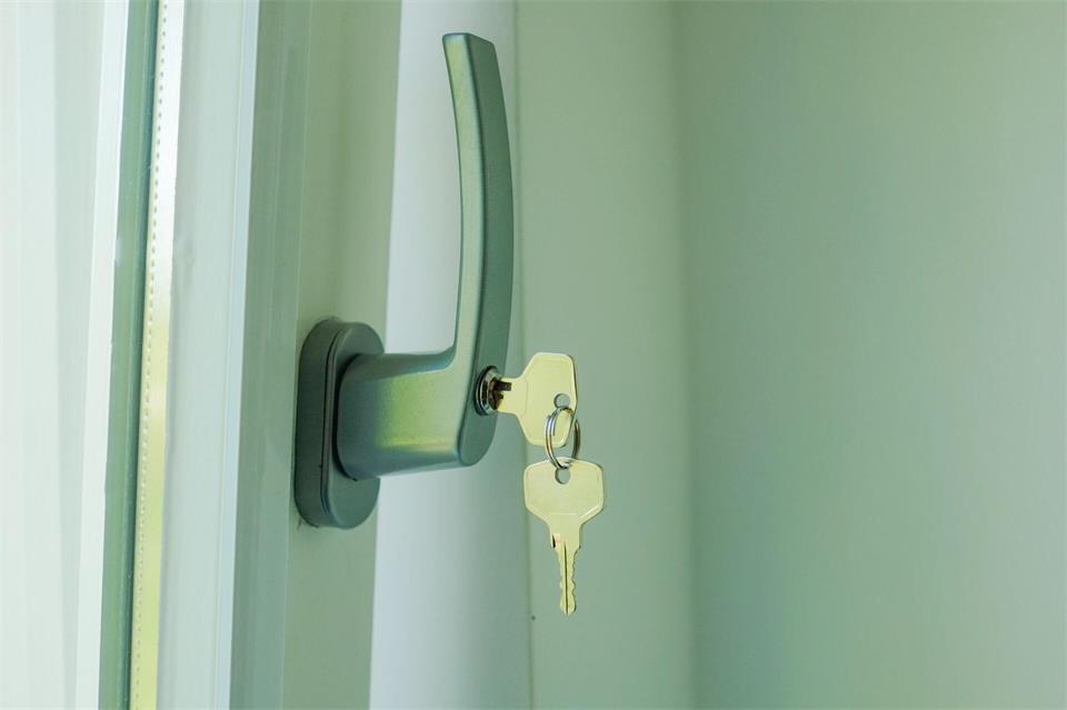 Mechanischer Schutz wirkt - wenn alles zu und abgeschlossen ist: Gesicherte Fenster und Türen lassen viele Einbruchsversuche scheitern.Zacharie Scheurer/dpa-tmn