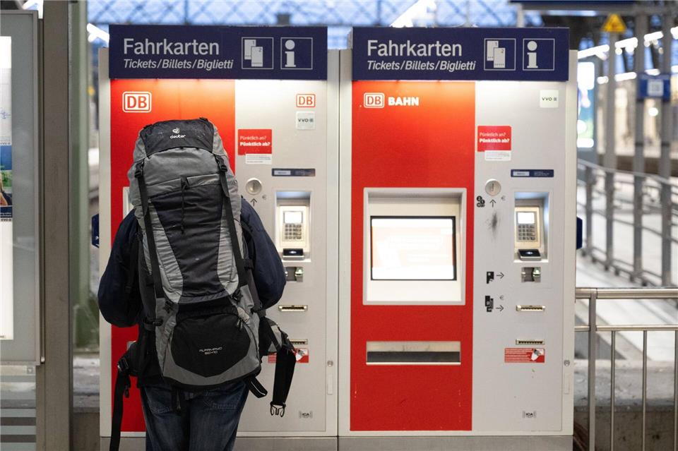 Mechanismus soll Preis für D-Ticket regeln (Archivbild).Sebastian Kahnert/dpa