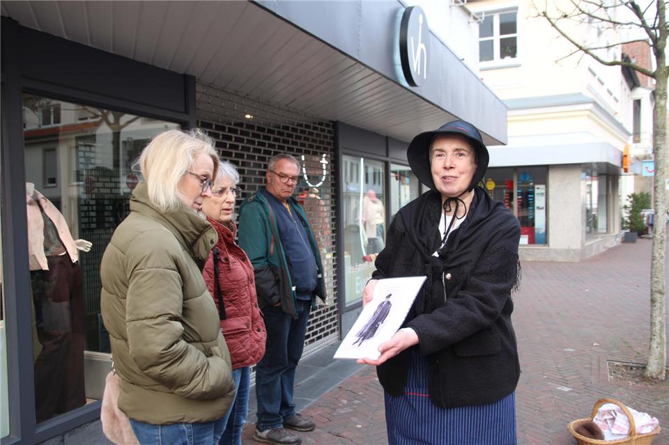 Mechthild Schöneberg leitete die Führung im Gewand einer Frau von vor rund 100 Jahren. 