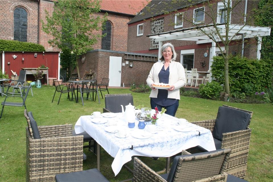 Mechtild Crabus eröffnet den „Café-Garten“.